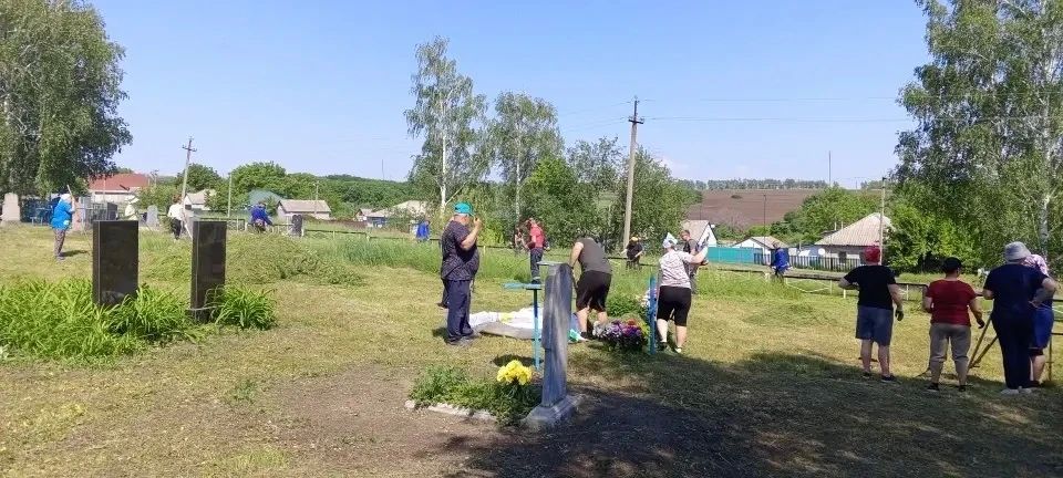 Сегодня в селе Воеводское провели уборку кладбища Сегодня в селе Воеводское провели уборку кладбища