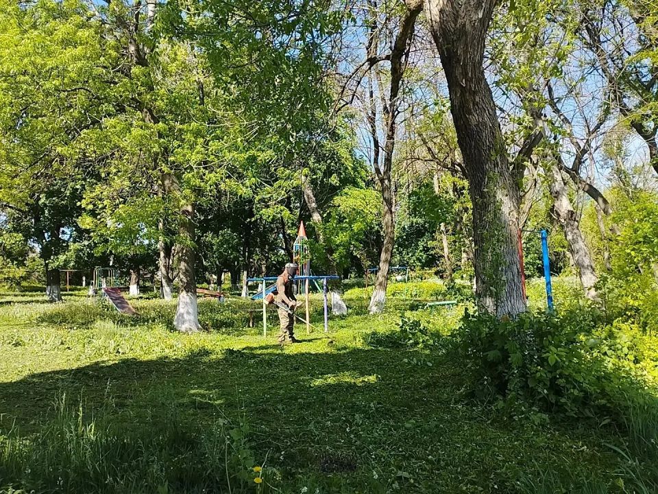 В пгт Чернухино прошел очередной субботник, в рамках которого была проведена работа по благоустройству территории спортивного парка и стадиона В пгт Чернухино прошел очередной субботник, в рамках которого была проведена работа по благоустройству территории спортивного парка и стадиона