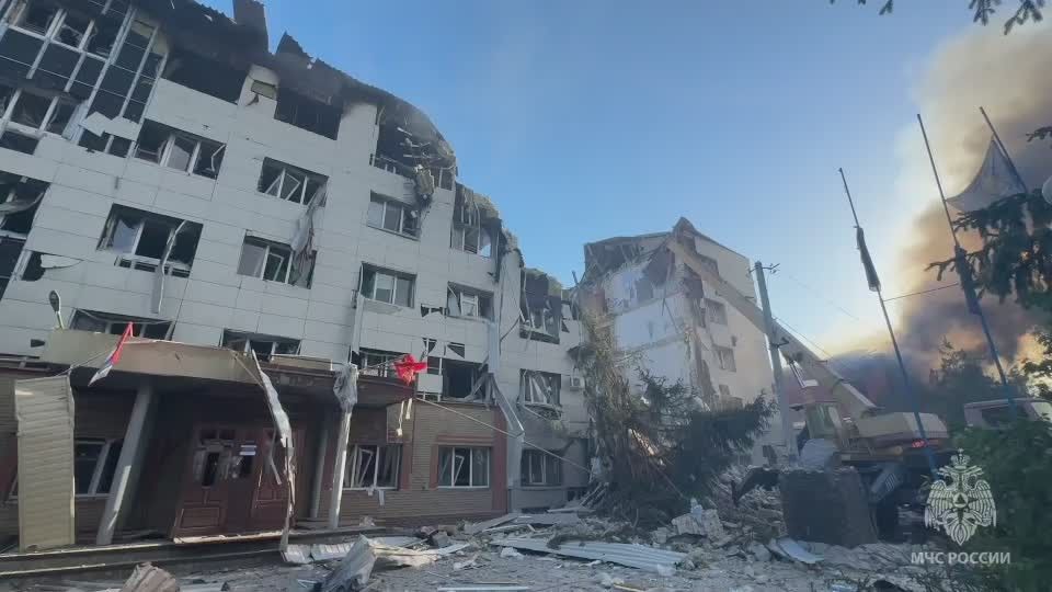 Три человека спасены из-под завалов общежития Старобельского колледжа в ЛНР, сообщили в МЧС