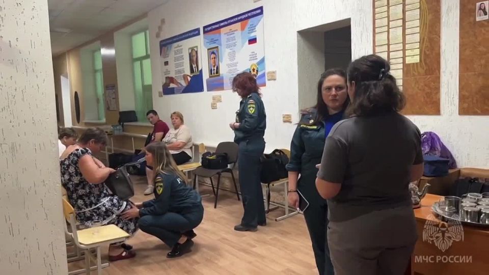Больно смотреть....
.
Несмотря на то что с момента трагедии в Старобельске прошло уже несколько часов, под завалами колледжа всё еще остаются люди. Будем надеяться, что всех без вести пропавших найдут живыми. Взрывчатки...