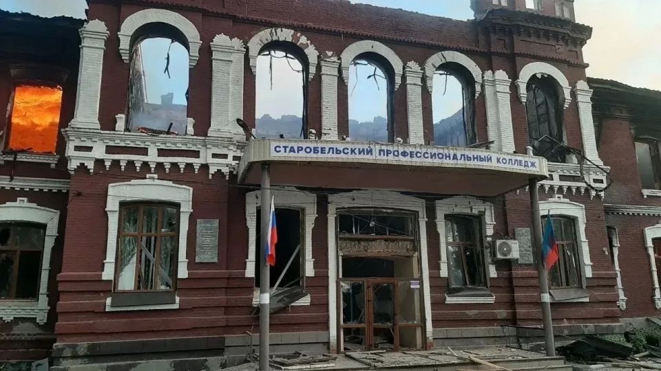 WarGonzo: Дрон ВСУ ударил по общежитию с детьми в ЛНР – спасатели достают подростков из-под завалов WarGonzo: Дрон ВСУ ударил по общежитию с детьми в ЛНР – спасатели достают подростков из-под завалов
