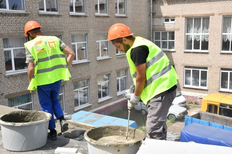 В Свердловском колледже полным ходом идет восстановление спортивного зала: строители завершили демонтаж и приступили к внутренней отделке В Свердловском колледже полным ходом идет восстановление спортивного зала: строители завершили демонтаж и приступили к внутренней отделке