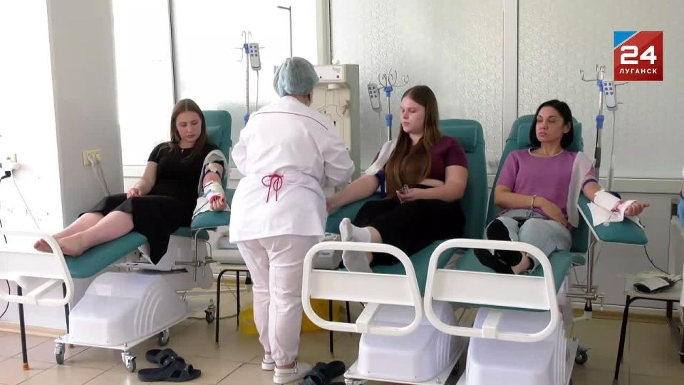 Пострадавшим от удара боевиков ВФУ в Старобельске пришла на помощь вся Республика