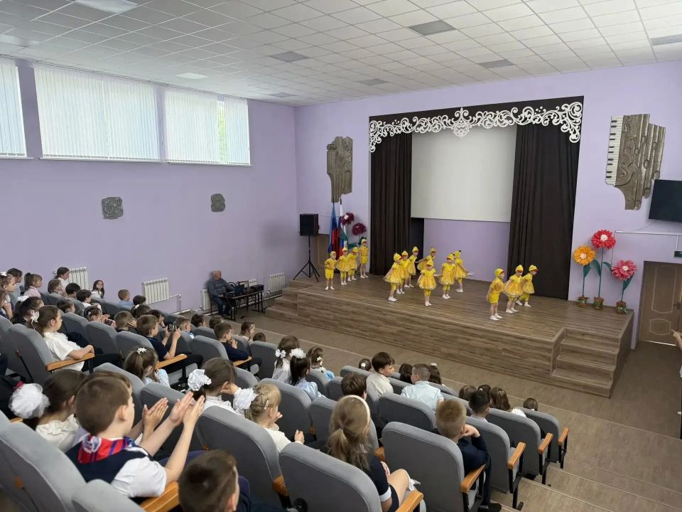 В Брянковской средней школе № 9 состоялся праздничный концерт «Ура, каникулы!», организованный в рамках социального партнерства с учреждением дополнительного образования Брянковским домом детского и юношеского творчества В Брянковской средней школе № 9 состоялся праздничный концерт «Ура, каникулы!», организованный в рамках социального партнерства с учреждением дополнительного образования Брянковским домом детского и юношеского творчества