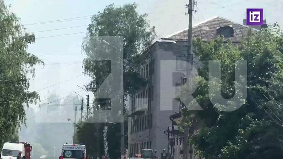 "Известия" публикуют кадры из Старобельска в ЛНР, где ВСУ ударили по зданию колледжа и общежития