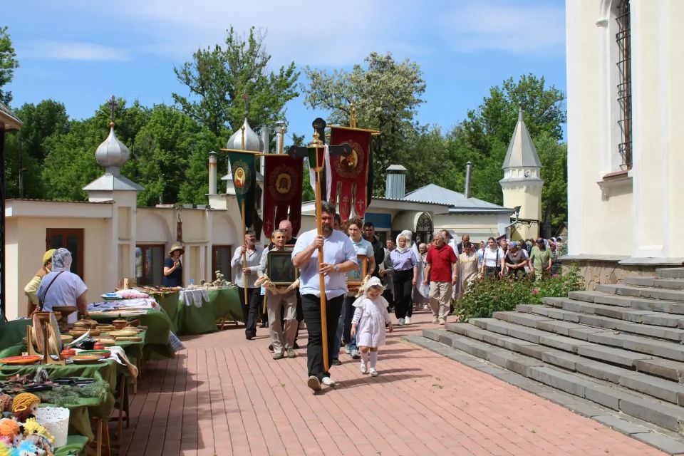 В большой праздник Вознесения Господня мастера народного клуба «Левша» Луганского центра народного творчества под руководством заведующей отделом декоративно-прикладного и изобразительного искусства ЛЦНТ Галины Забудько... В большой праздник Вознесения Господня мастера народного клуба «Левша» Луганского центра народного творчества под руководством заведующей отделом декоративно-прикладного и изобразительного искусства ЛЦНТ Галины Забудько...