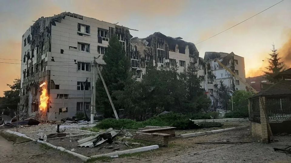 Кадры последствий ночного удара ВСУ по колледжу и общежитию с детьми по Старобельску в ЛНР Кадры последствий ночного удара ВСУ по колледжу и общежитию с детьми по Старобельску в ЛНР