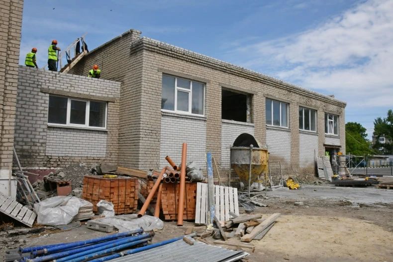 В Свердловском колледже полным ходом идет восстановление спортивного зала: строители завершили демонтаж и приступили к внутренней отделке