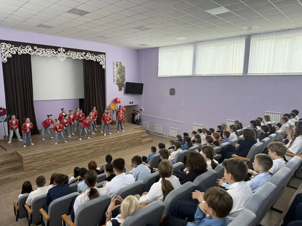 В Брянковской средней школе № 9 состоялся праздничный концерт «Ура, каникулы!», организованный в рамках социального партнерства с учреждением дополнительного образования Брянковским домом детского и юношеского творчества В Брянковской средней школе № 9 состоялся праздничный концерт «Ура, каникулы!», организованный в рамках социального партнерства с учреждением дополнительного образования Брянковским домом детского и юношеского творчества