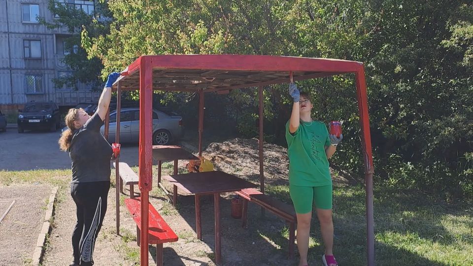 В Алчевске продолжили проведение цикла мероприятий «День двора» В Алчевске продолжили проведение цикла мероприятий «День двора»