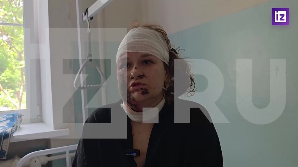 "Я чувствовала, как со мной пытались разговаривать": пострадавшая при ударе ВСУ по колледжу в Старобельске в ЛНР рассказала "Известиям", как оказалась под завалами