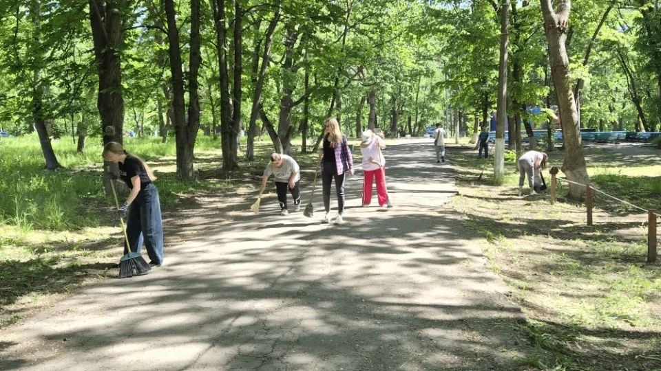 Сегодня городской парк культуры и отдыха наполнился особой атмосферой единства и заботы о природе Сегодня городской парк культуры и отдыха наполнился особой атмосферой единства и заботы о природе