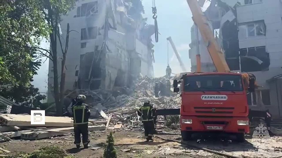 МЧС показало кадры разбора завалов после атаки ВСУ на общежитие в Старобельске в ЛНР