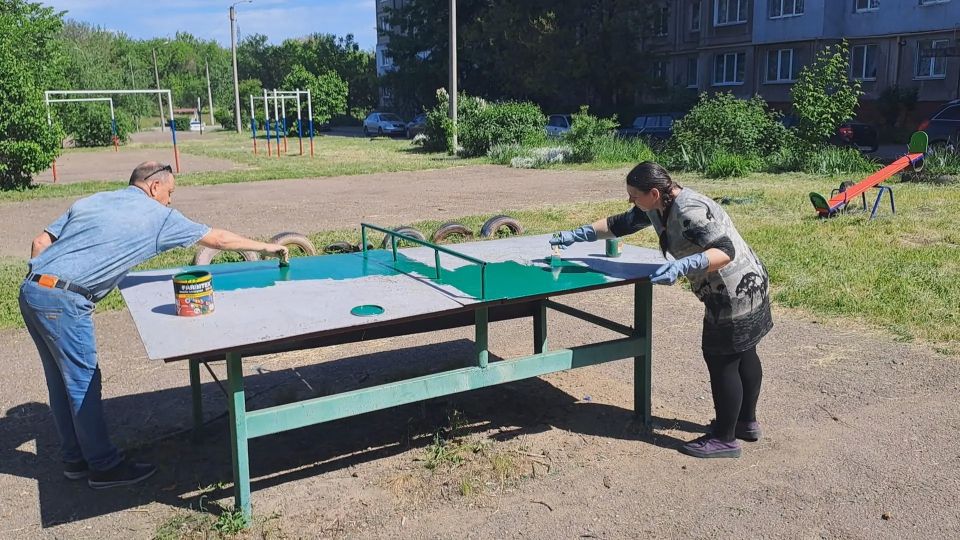 В Алчевске продолжили проведение цикла мероприятий «День двора» В Алчевске продолжили проведение цикла мероприятий «День двора»