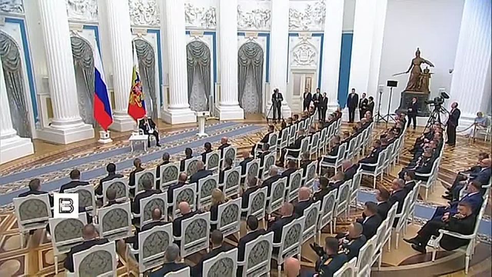 Участники СВО, прошедшие испытания войной, достойны нести ответственность за судьбу страны, заявил Владимир Путин на встрече с выпускниками программы "Время героев"