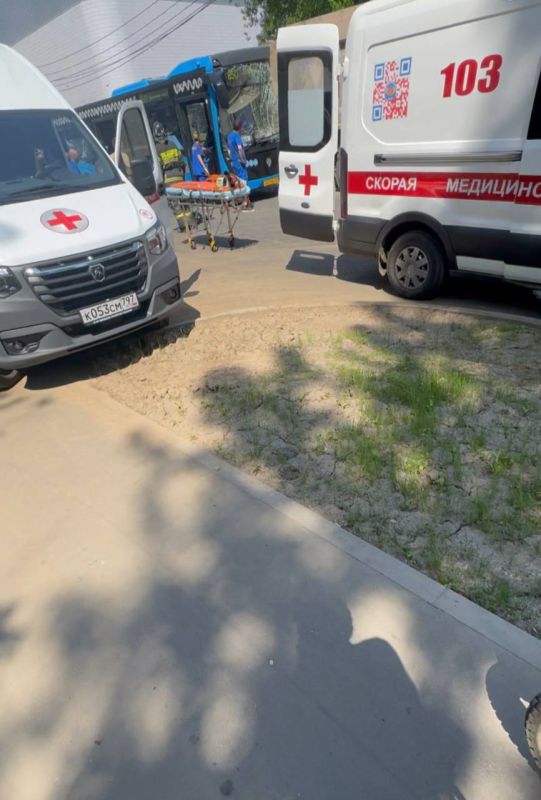 Автобус наехал на припаркованный грузовик в столичном районе Царицыно Автобус наехал на припаркованный грузовик в столичном районе Царицыно
