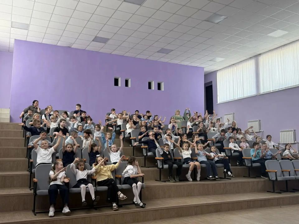 В Брянковской средней школе № 9 состоялся праздничный концерт «Ура, каникулы!», организованный в рамках социального партнерства с учреждением дополнительного образования Брянковским домом детского и юношеского творчества В Брянковской средней школе № 9 состоялся праздничный концерт «Ура, каникулы!», организованный в рамках социального партнерства с учреждением дополнительного образования Брянковским домом детского и юношеского творчества