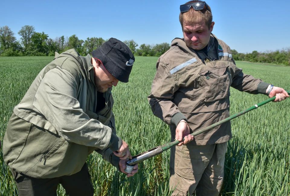 Посевная прошла экватор. Об этом Министр сельского хозяйства и продовольствия Евгений Сорокин рассказал в ходе рабочей поездки на поля ООО «Агросоюз» Посевная прошла экватор. Об этом Министр сельского хозяйства и продовольствия Евгений Сорокин рассказал в ходе рабочей поездки на поля ООО «Агросоюз»
