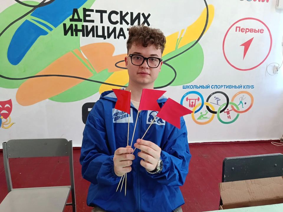 В Ровеньках провели мастер-класс по изготовлению противоминных флажков В Ровеньках провели мастер-класс по изготовлению противоминных флажков