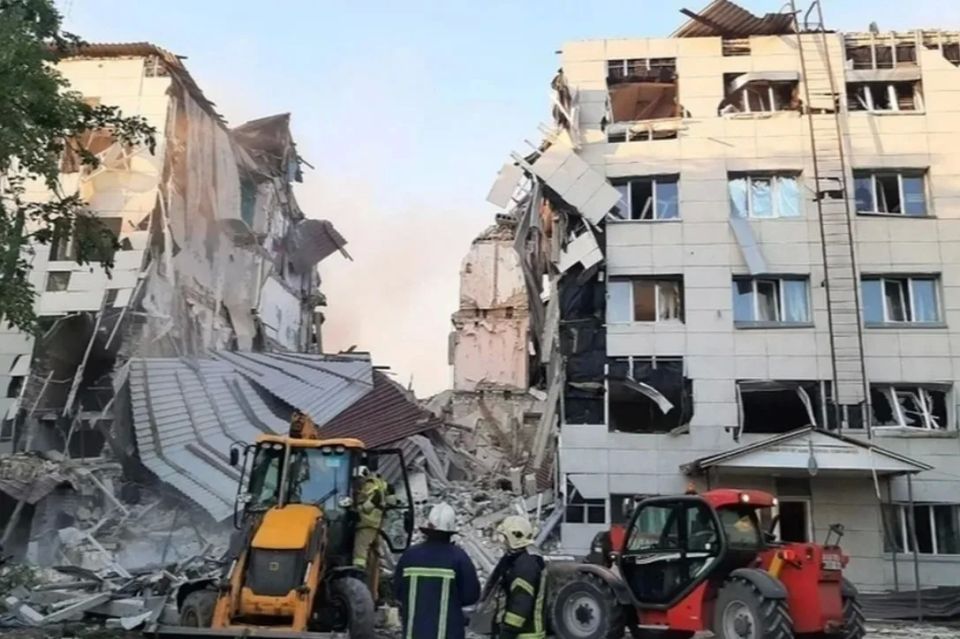Из-под обломков в Старобельске извлечено тело одного погибшего студента