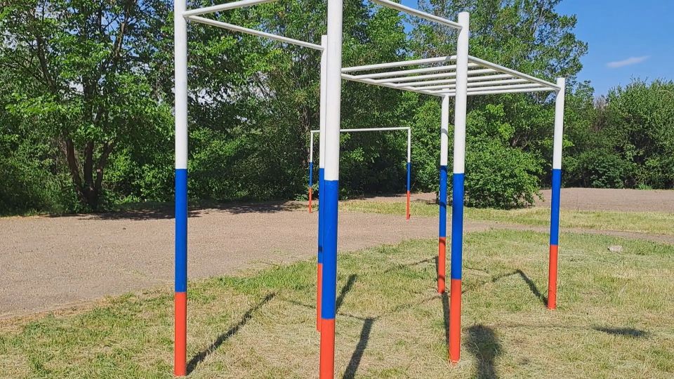 В Алчевске продолжили проведение цикла мероприятий «День двора» В Алчевске продолжили проведение цикла мероприятий «День двора»