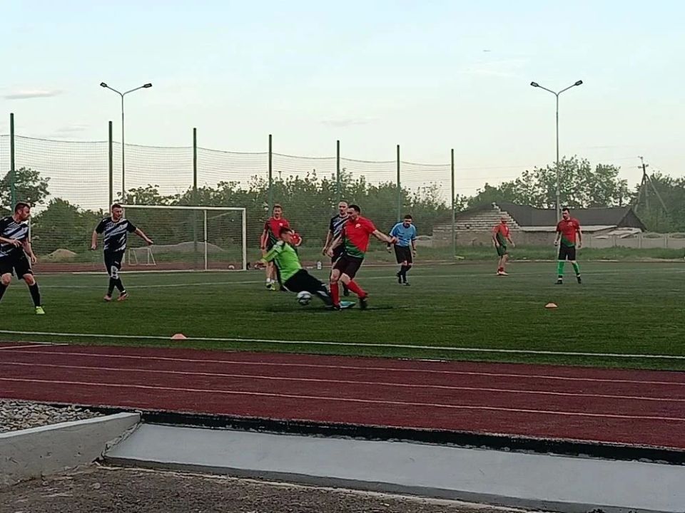 В Перевальске состоялся 2-й тур Вечерней лиги по футболу В Перевальске состоялся 2-й тур Вечерней лиги по футболу