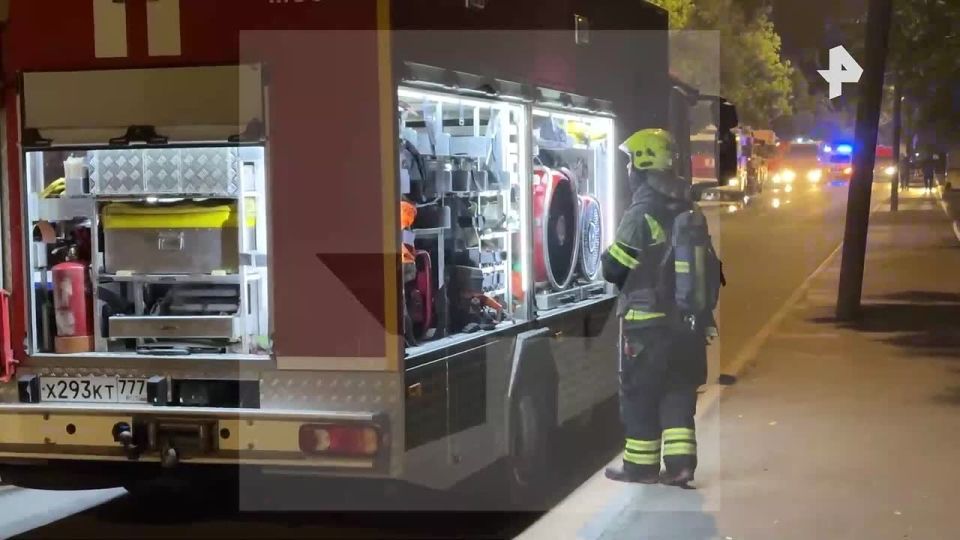 Пожар в типографии произошел на площади 500 "квадратов" в Москве — предварительно, один человек пострадал, сообщил источник РЕН ТВ