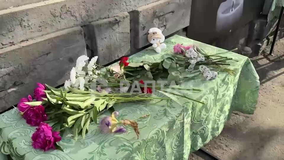 Жители Старобельска организовали стихийный мемориал у разрушенного после удара ВСУ колледжа — к месту трагедии несут цветы, игрушки и свечи