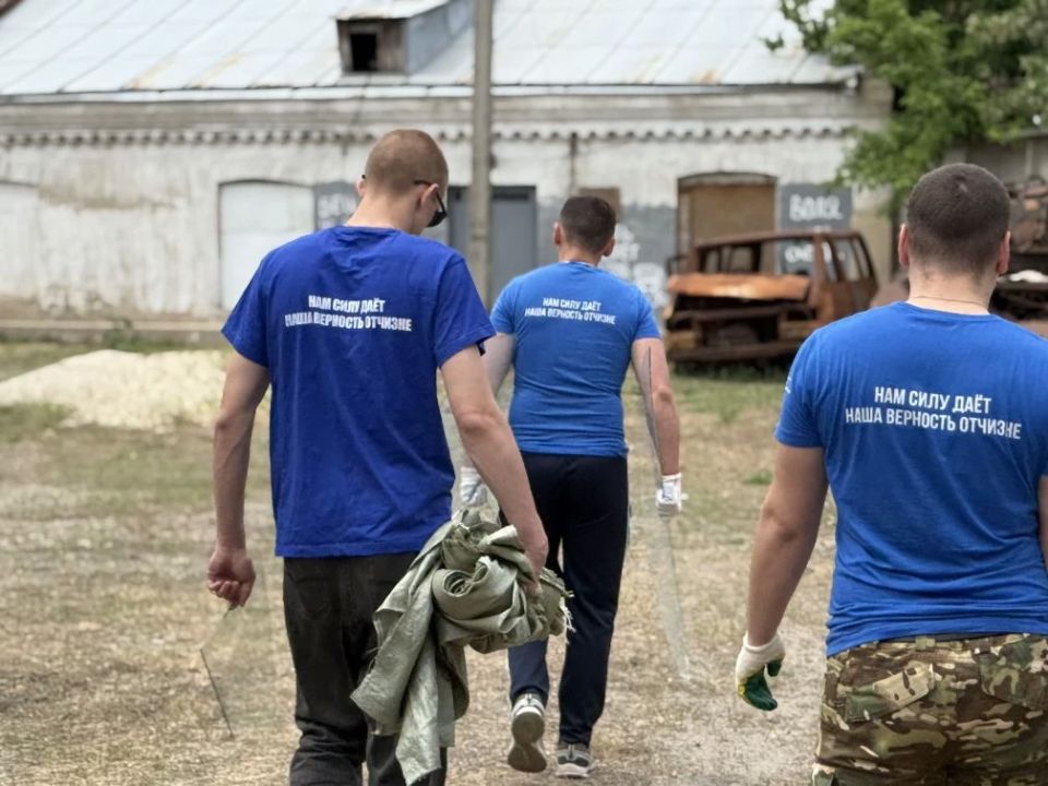 Молодогвардейцы ЛНР помогают жителям Старобельска после удара по колледжу и общежитию Молодогвардейцы ЛНР помогают жителям Старобельска после удара по колледжу и общежитию