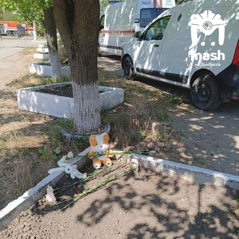 Стихийный мемориал появился недалеко от разрушенного общежития в Старобельске