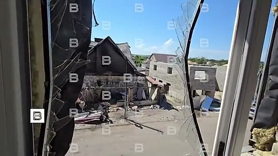 Кадры учебных аудиторий в разрушенном Старобельском колледже в ЛНР показал военкор ИС "Вести" Николай Долгачев