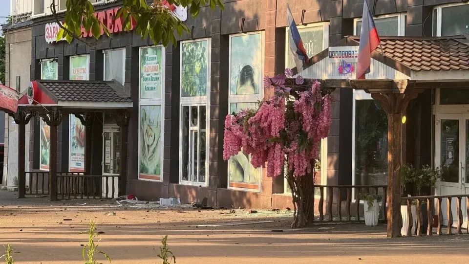 Били по оживленному району, ранены два человека: БПЛА ВСУ ударил по центру Луганска 23 мая