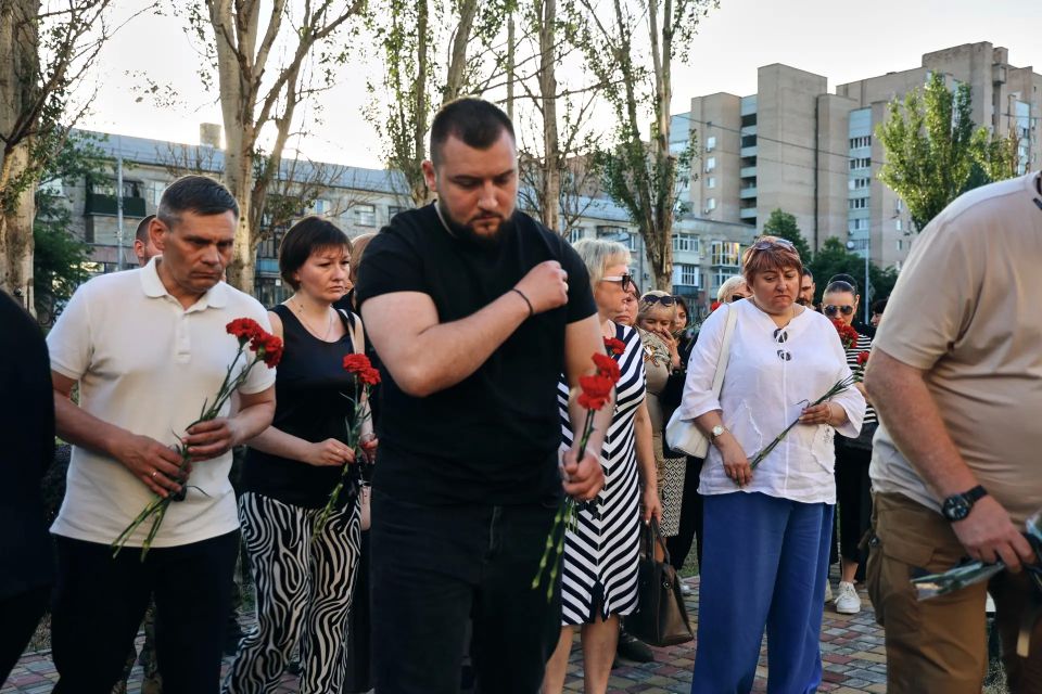 Вместе с коллегами и молодёжью возложили цветы в память о погибших студентах Старобельского колледжа и филиала ЛГПУ Вместе с коллегами и молодёжью возложили цветы в память о погибших студентах Старобельского колледжа и филиала ЛГПУ