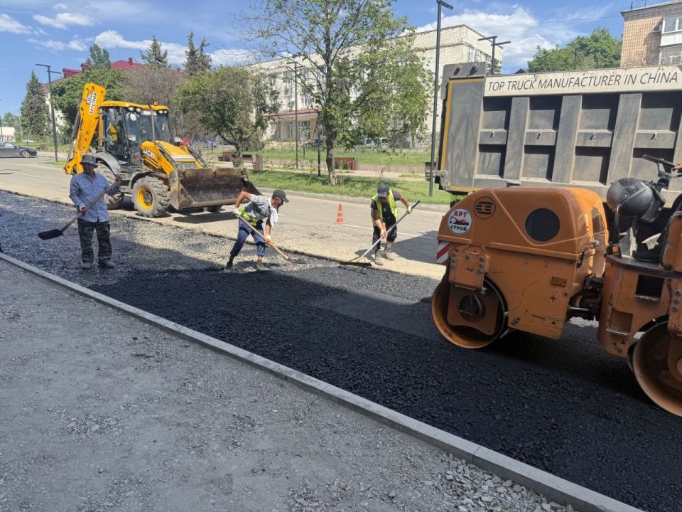 В эти минуты на улице Ленина в Краснодоне продолжается активная фаза благоустройства городской среды В эти минуты на улице Ленина в Краснодоне продолжается активная фаза благоустройства городской среды