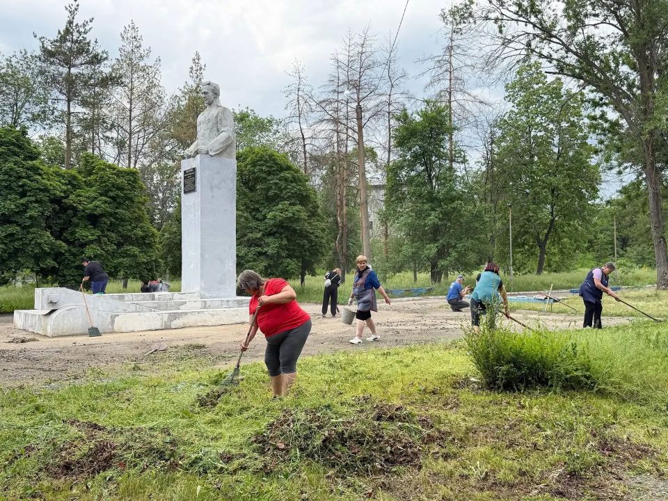 Сегодняшний день стал ярким примером единения и заботы о родном городе: в парке имени Чихачева прошел масштабный общегородской субботник в рамках проекта «Городская среда» партии «Единая Россия» Сегодняшний день стал ярким примером единения и заботы о родном городе: в парке имени Чихачева прошел масштабный общегородской субботник в рамках проекта «Городская среда» партии «Единая Россия»