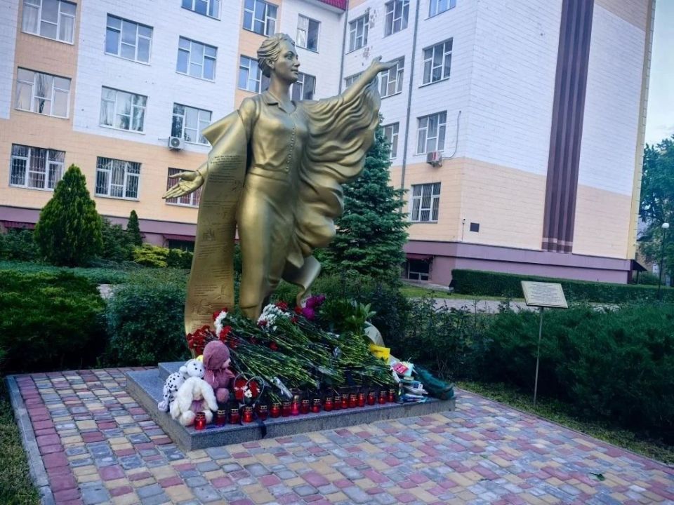 Спасательные работы на месте удара ВСУ по колледжу в Старобельске не прекращаются даже ночью Спасательные работы на месте удара ВСУ по колледжу в Старобельске не прекращаются даже ночью