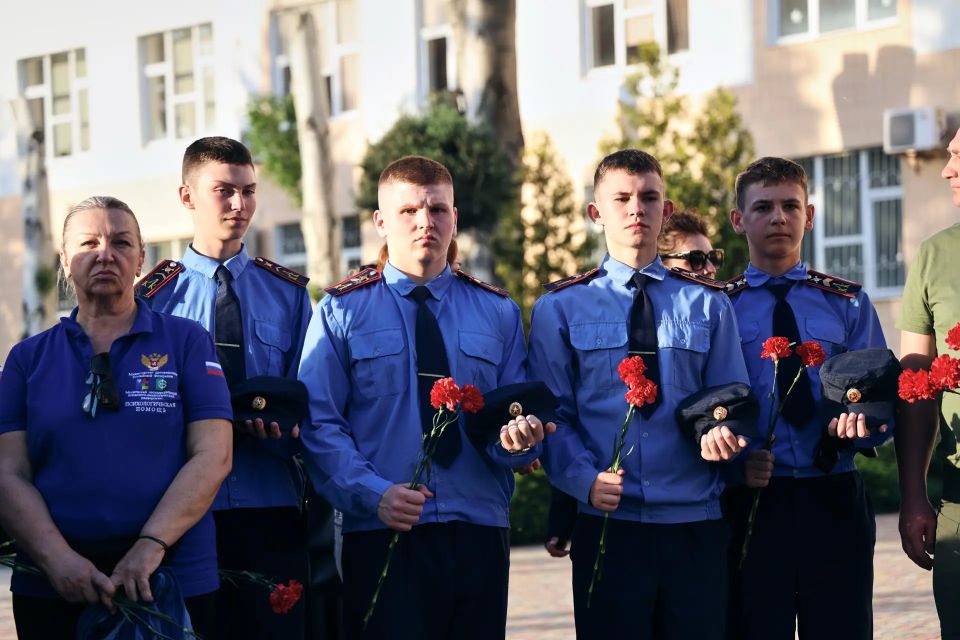 Вместе с коллегами и молодёжью возложили цветы в память о погибших студентах Старобельского колледжа и филиала ЛГПУ Вместе с коллегами и молодёжью возложили цветы в память о погибших студентах Старобельского колледжа и филиала ЛГПУ