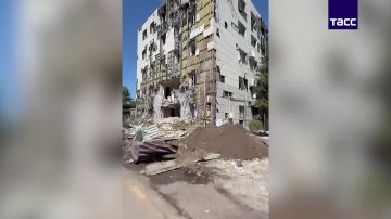 Лантратова опубликовала кадры с места удара ВСУ по общежитию колледжа в Старобельске, где продолжаются спасательные работы