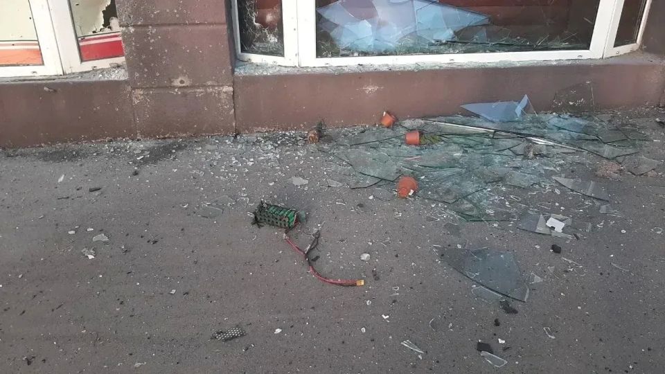 Били по оживленному району, ранены два человека: БПЛА ВСУ ударил по центру Луганска 23 мая Били по оживленному району, ранены два человека: БПЛА ВСУ ударил по центру Луганска 23 мая