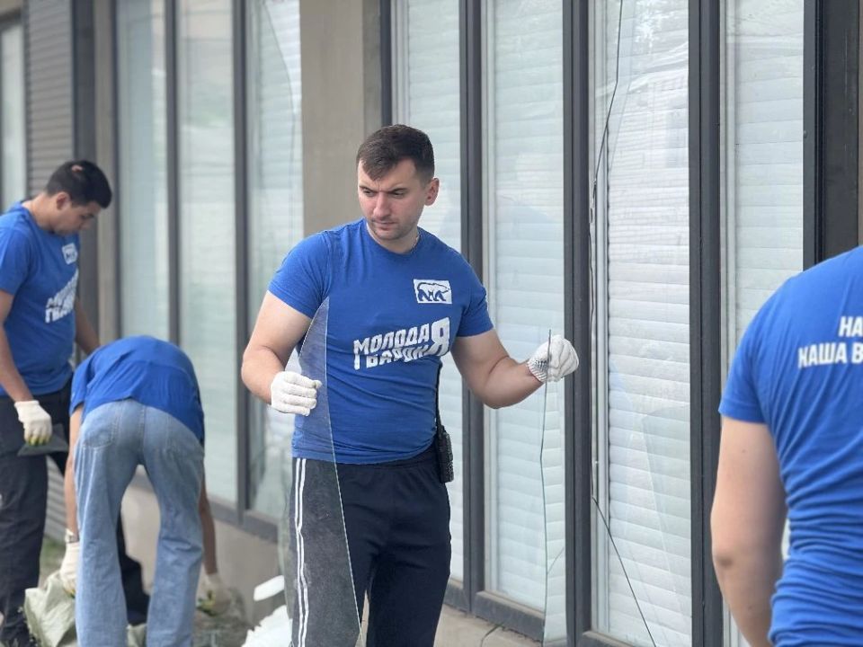 Молодогвардейцы ЛНР помогают жителям Старобельска после удара по колледжу и общежитию Молодогвардейцы ЛНР помогают жителям Старобельска после удара по колледжу и общежитию