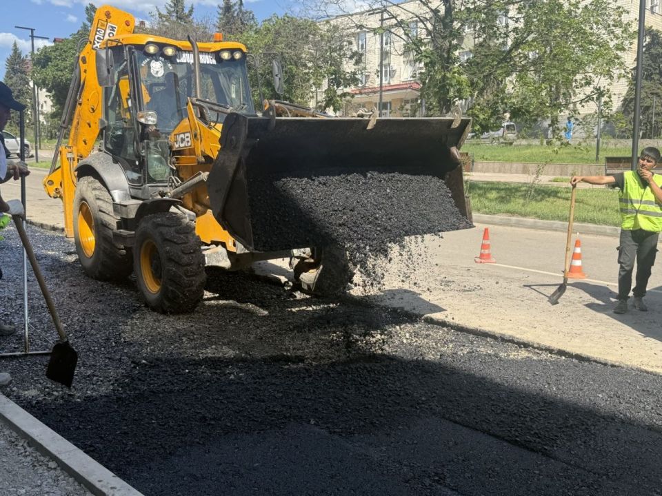 В эти минуты на улице Ленина в Краснодоне продолжается активная фаза благоустройства городской среды В эти минуты на улице Ленина в Краснодоне продолжается активная фаза благоустройства городской среды