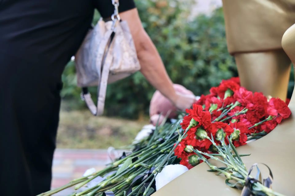 Вместе с коллегами и молодёжью возложили цветы в память о погибших студентах Старобельского колледжа и филиала ЛГПУ Вместе с коллегами и молодёжью возложили цветы в память о погибших студентах Старобельского колледжа и филиала ЛГПУ