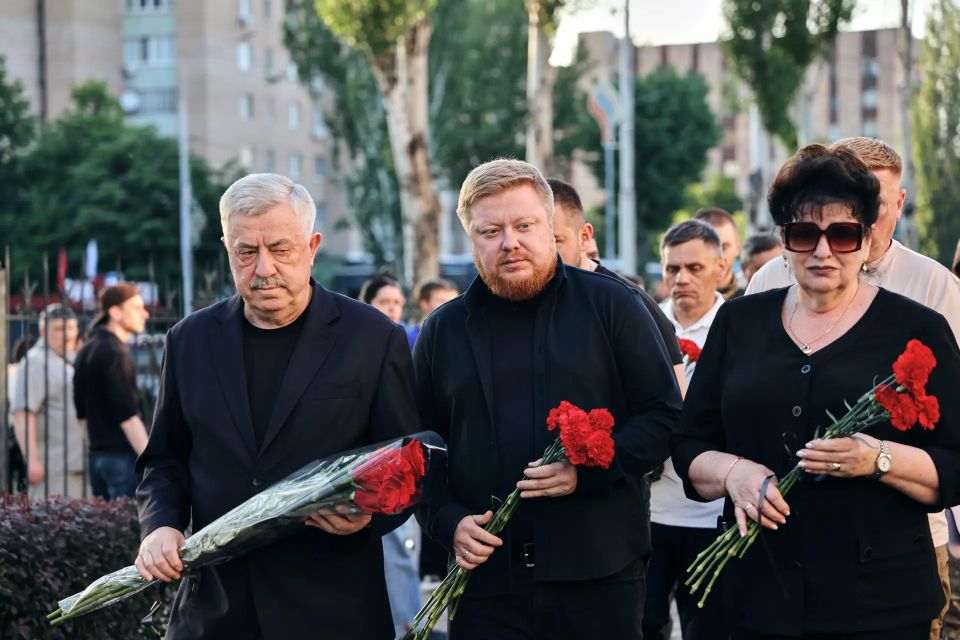 Вместе с коллегами и молодёжью возложили цветы в память о погибших студентах Старобельского колледжа и филиала ЛГПУ Вместе с коллегами и молодёжью возложили цветы в память о погибших студентах Старобельского колледжа и филиала ЛГПУ