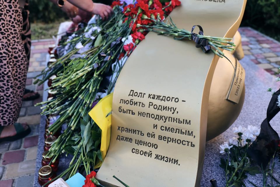 Вместе с коллегами и молодёжью возложили цветы в память о погибших студентах Старобельского колледжа и филиала ЛГПУ Вместе с коллегами и молодёжью возложили цветы в память о погибших студентах Старобельского колледжа и филиала ЛГПУ