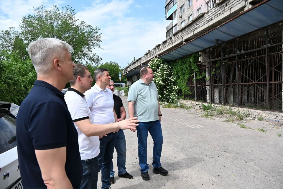Заглянули и к дому №1 в микрорайоне Молодёжный: здесь в следующем году регион-шеф проведёт капитальный ремонт помещения для будущего молодёжного центра Заглянули и к дому №1 в микрорайоне Молодёжный: здесь в следующем году регион-шеф проведёт капитальный ремонт помещения для будущего молодёжного центра