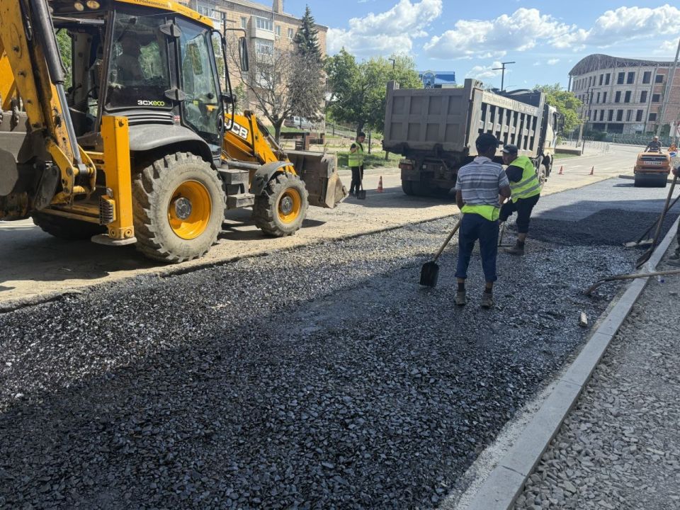 В эти минуты на улице Ленина в Краснодоне продолжается активная фаза благоустройства городской среды
