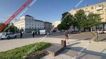Экстренные службы работают на Театральной площади Луганска