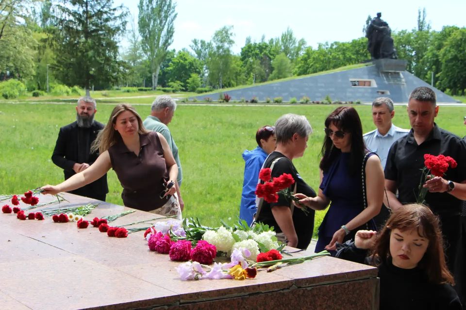 В Меловском муниципальном округе с глубокой скорбью почтили память погибших безвинных детей, безжалостно унесённых чудовищным ударом в Старобельске В Меловском муниципальном округе с глубокой скорбью почтили память погибших безвинных детей, безжалостно унесённых чудовищным ударом в Старобельске
