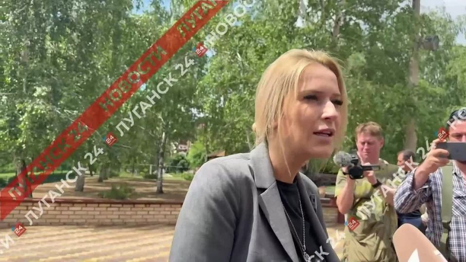 Боевики ВФУ продолжали атаковать территорию Старобельского колледжа, где родители ждали возможности увидеть своих детей живыми