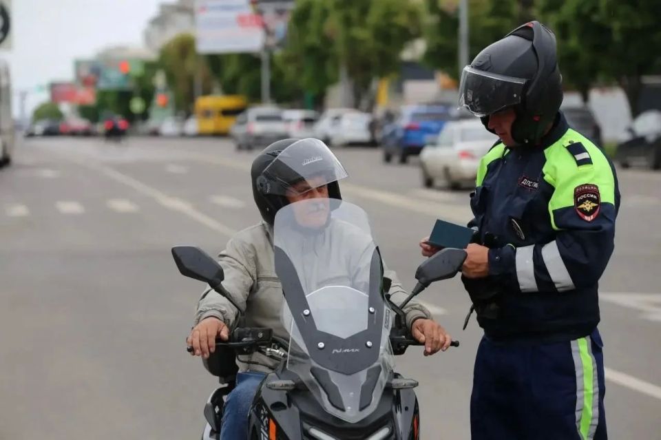 Полицейские республики провели профилактический рейд в Луганске Полицейские республики провели профилактический рейд в Луганске